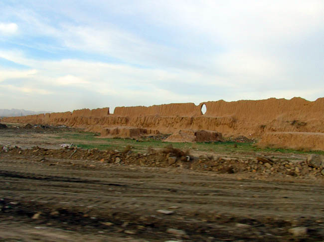 باقی مانده ی دیوار تاریخی شهر قدیم توس
